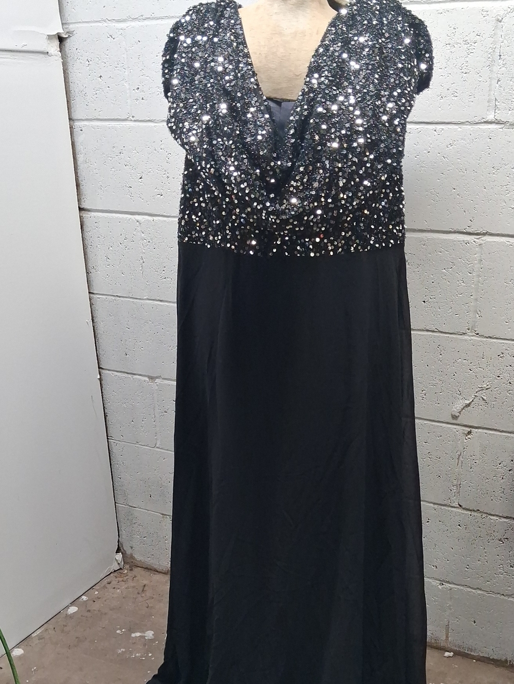 NWT Womens Plus Size Black Sequin Beaded Evening Gown